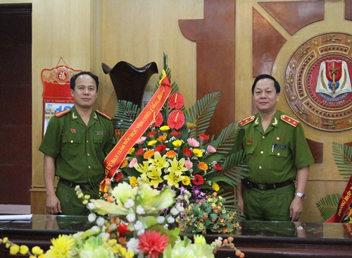 Trung tướng, GS.TS Nguyễn Xuân Yêm, Giám đốc Học viện CSND thay mặt Đảng ủy, Ban Giám đốc Học viện chúc mừng Văn phòng Học viện